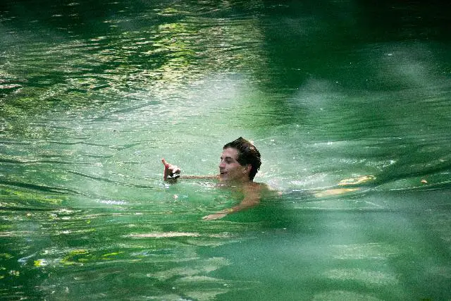 Is-kayaking-safe-for-non-swimmers